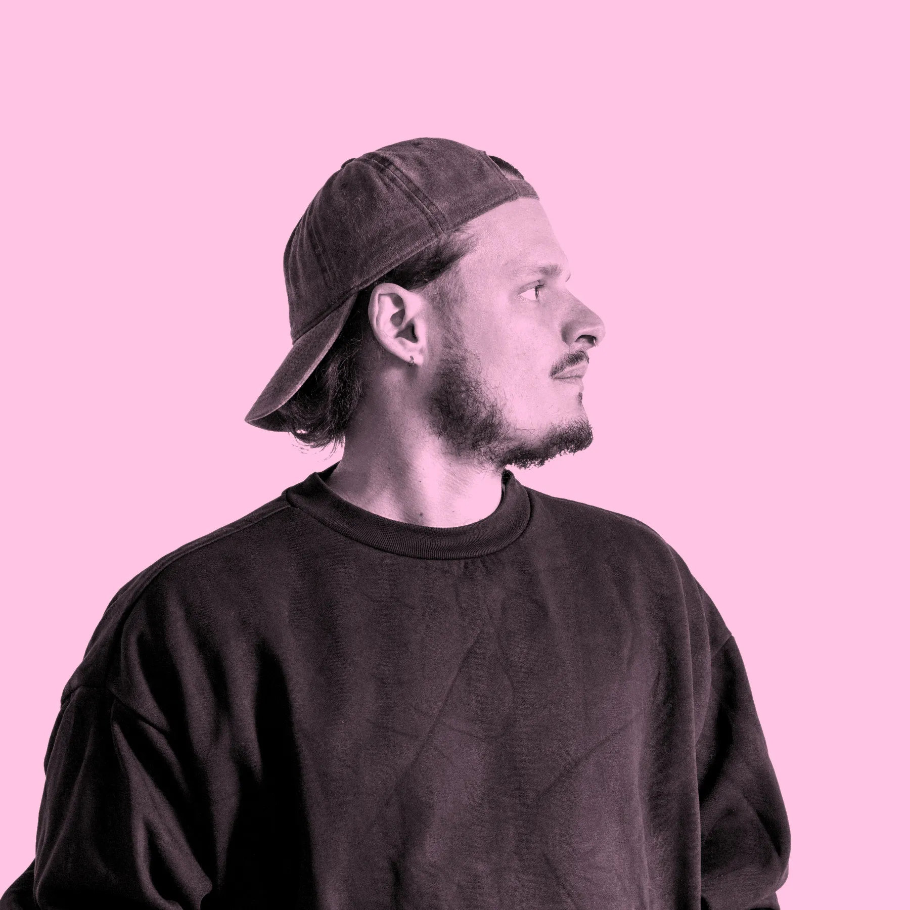 Porträt von Niklas Schäfers mit Kappe, Blick zur Seite